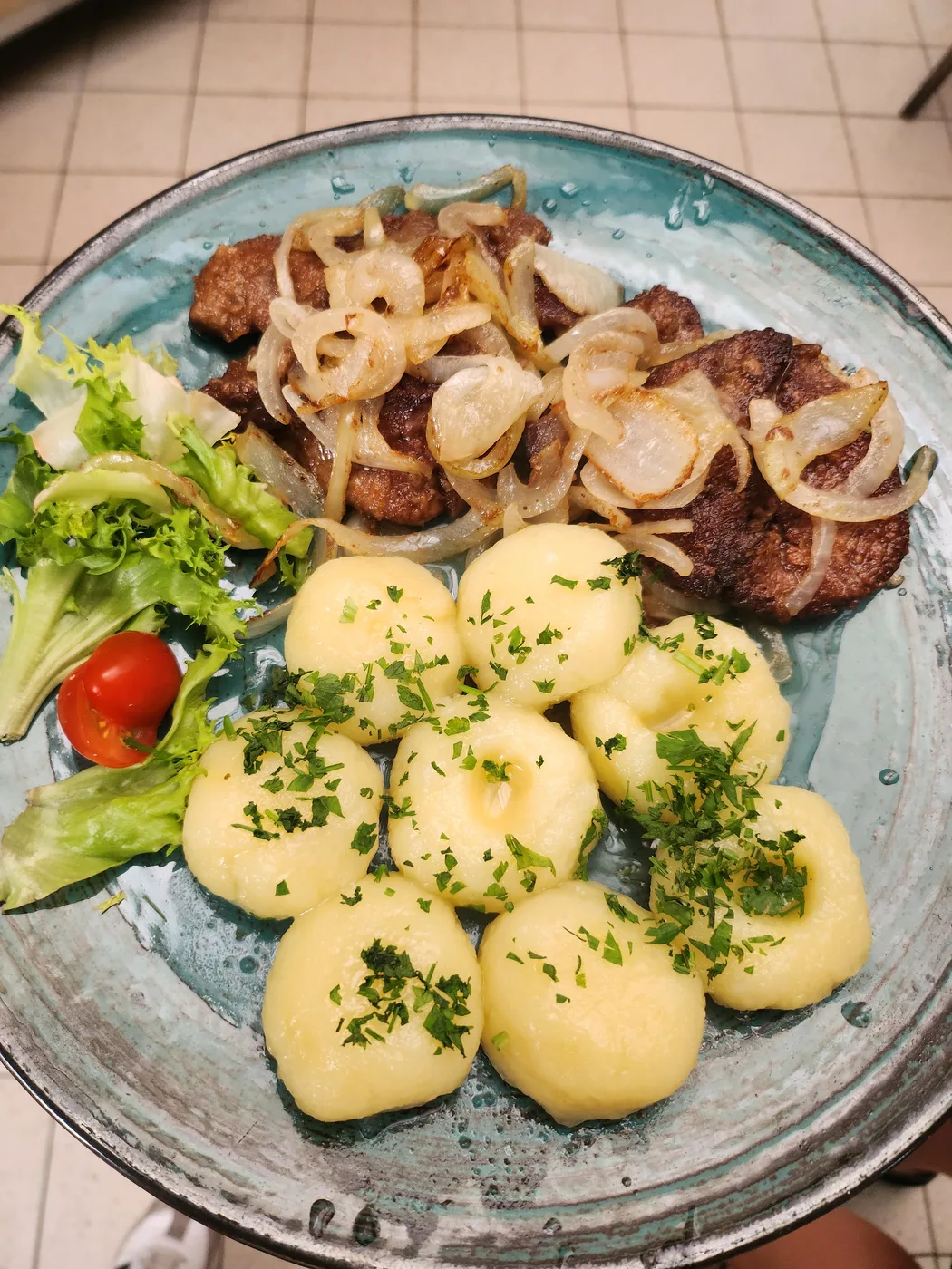 Danie mięsne z ziemniakami i smażoną cebulą