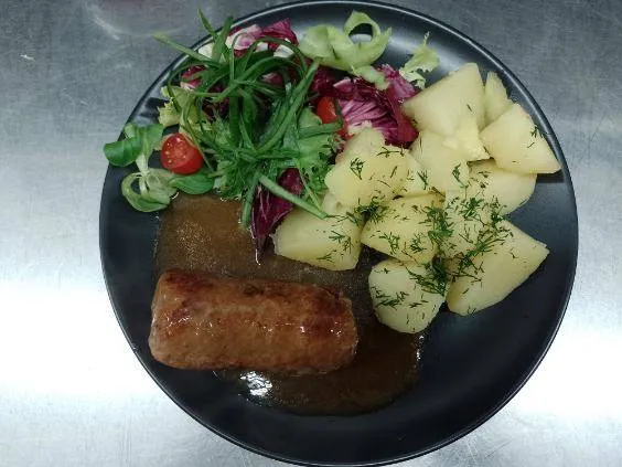 Danie mięsne w sosie z ziemniakami i sałatą