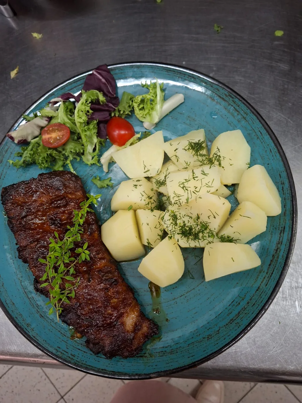 Grillowane mięso z ziemniakami