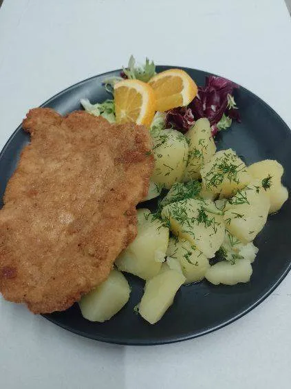 Kotlet schabowy z ziemniakami i surówką