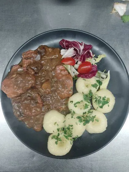 Zraz wieprzowy z kluskami śląskimi i surówką