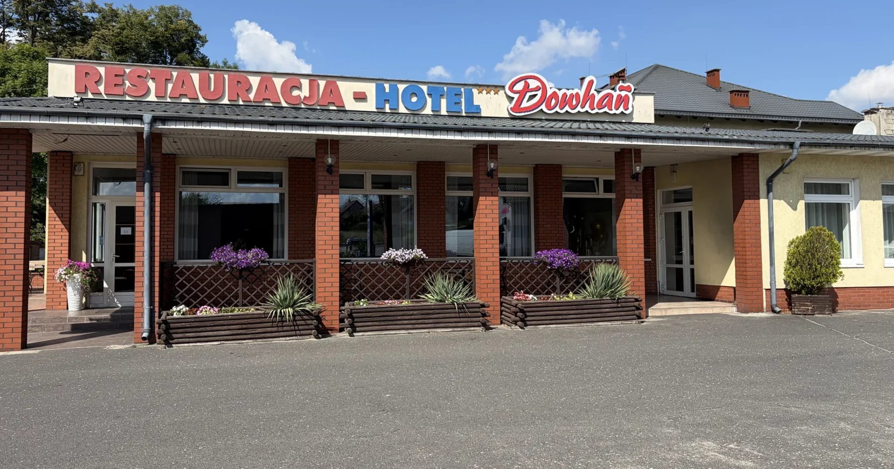 Front Hotelu-Restauracji Dowhań przy ulicy Tczewskiej w Nowem nad Wisłą