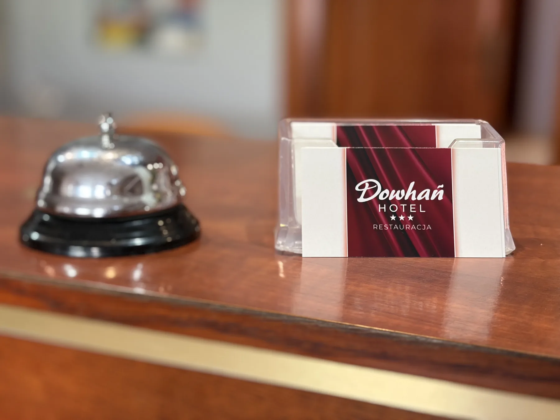 Recepcja hotelu Dowhań - dzwonek i wizytownik z logo
