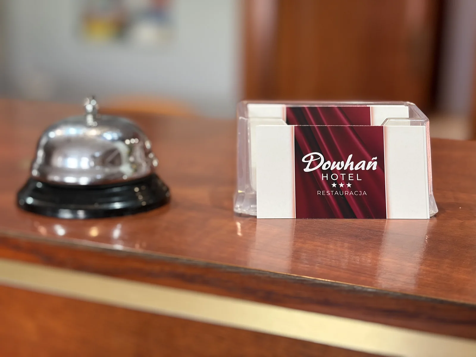 Recepcja hotelu Dowhań - dzwonek i wizytownik z logo