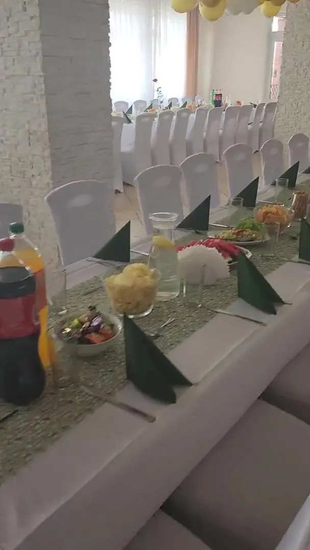 Sala z bufetem przygotowana na uroczystość