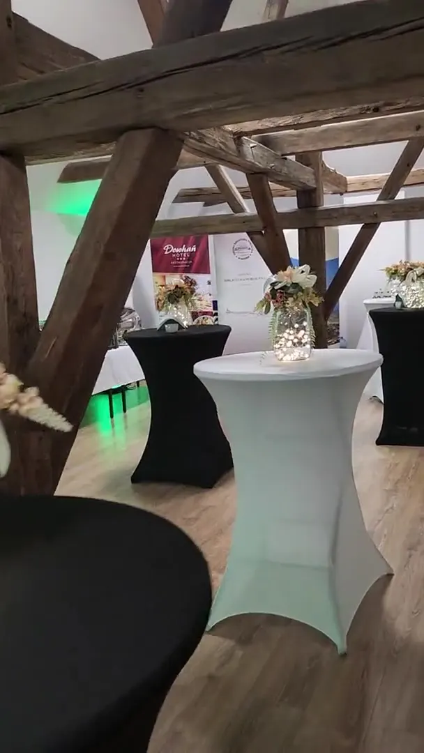 Sala barowa w stylu loft z drewnianymi belkami