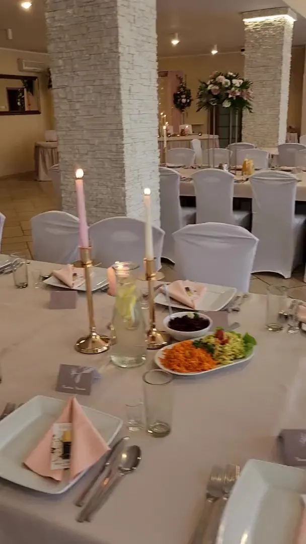 Sala bankietowa z nakryciami w odcieniach różu