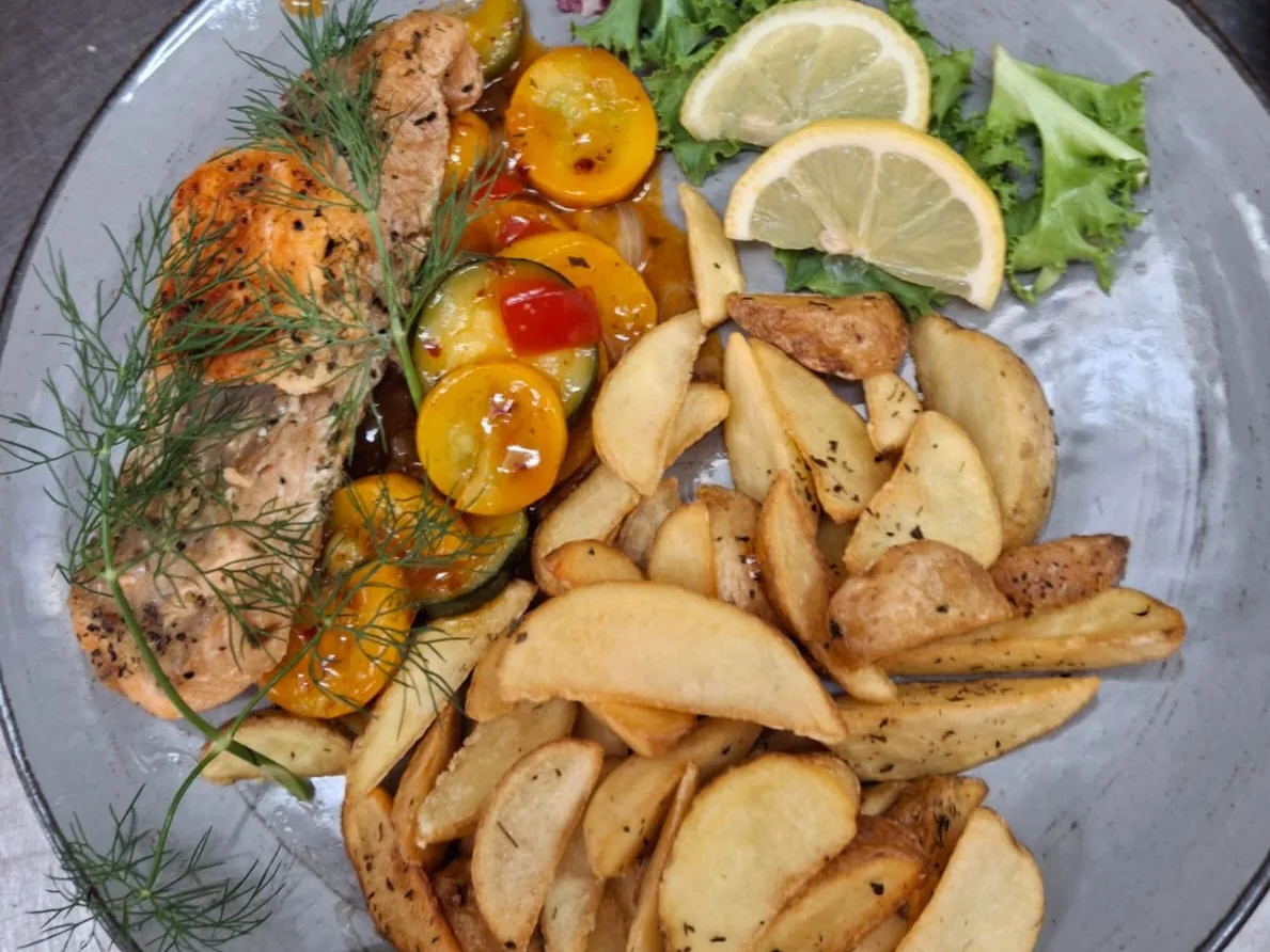 Łosoś z pieczonymi ziemniakami, warzywami i sałatą w restauracji Dowhań