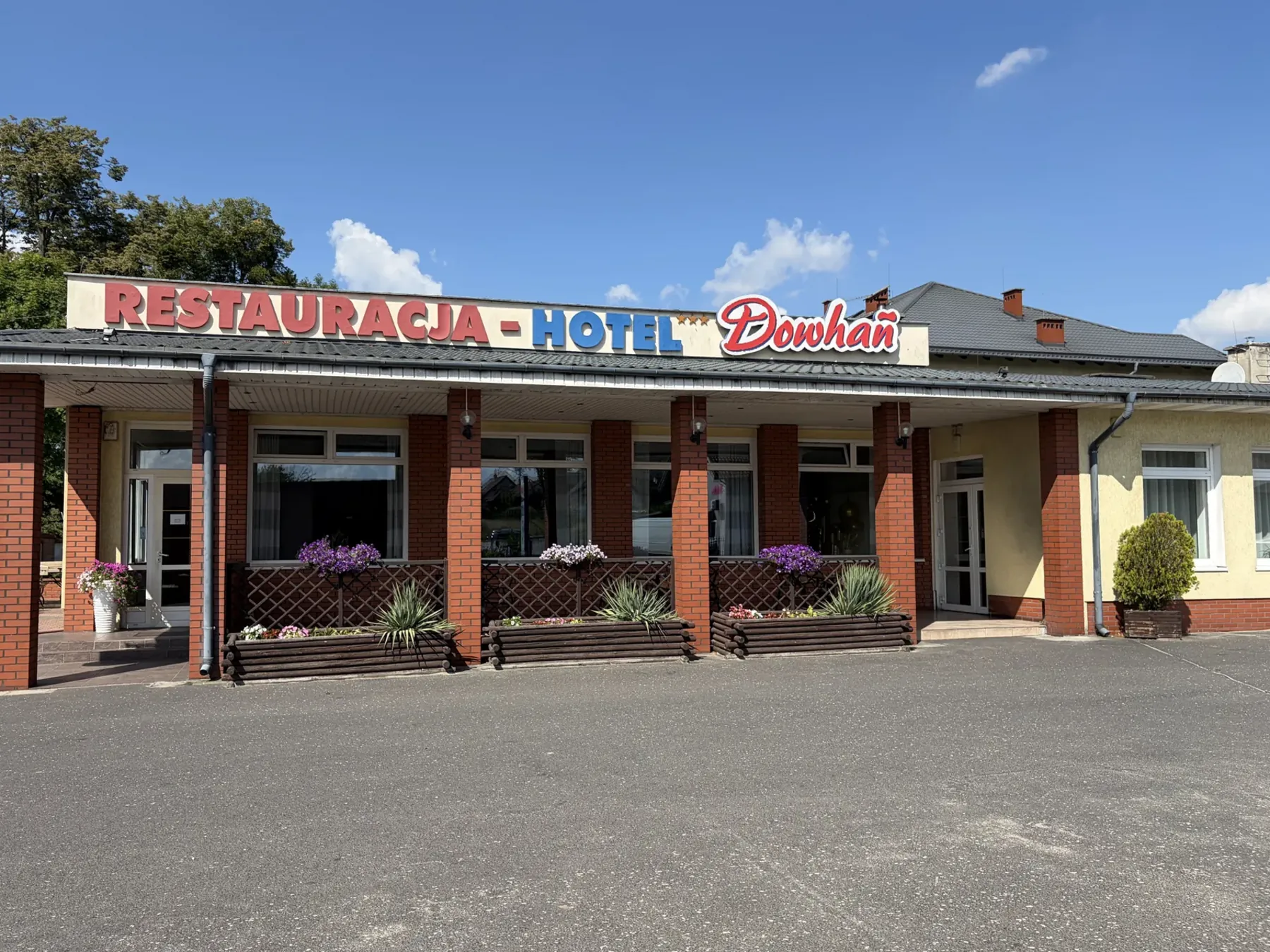 Hotel-Restauracja Dowhań w Nowem nad Wisłą - front restauracji od strony parkingu