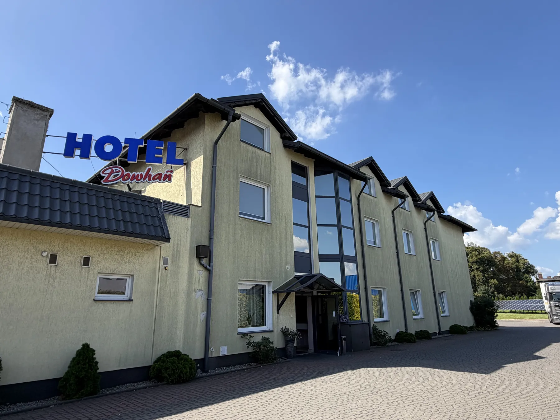 Budynek hotelu Dowhań widziany od strony podjazdu