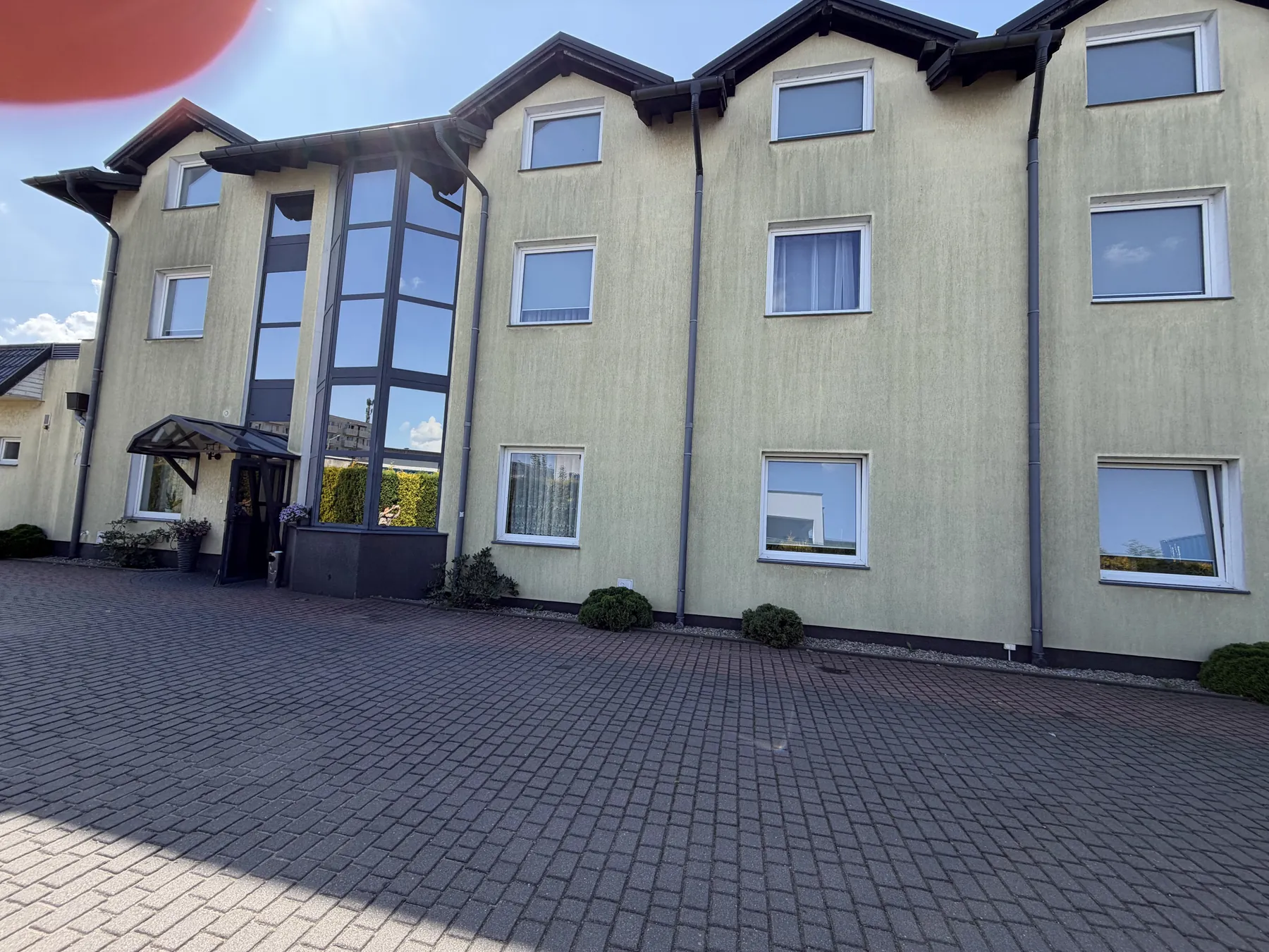 Hotel Dowhań - podjazd i wejście do części noclegowej