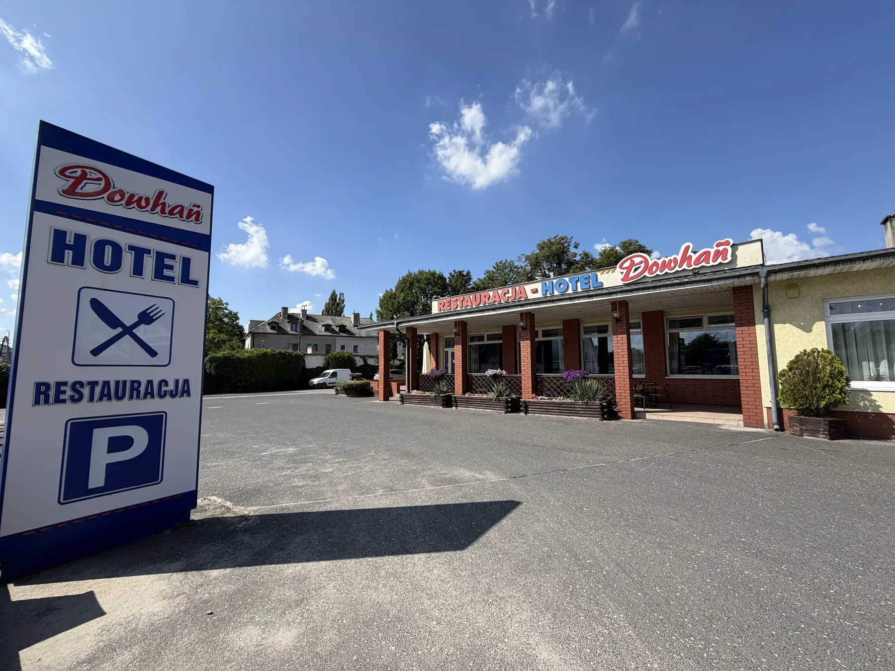 Hotel Dowhań od strony wjazdu z trasy