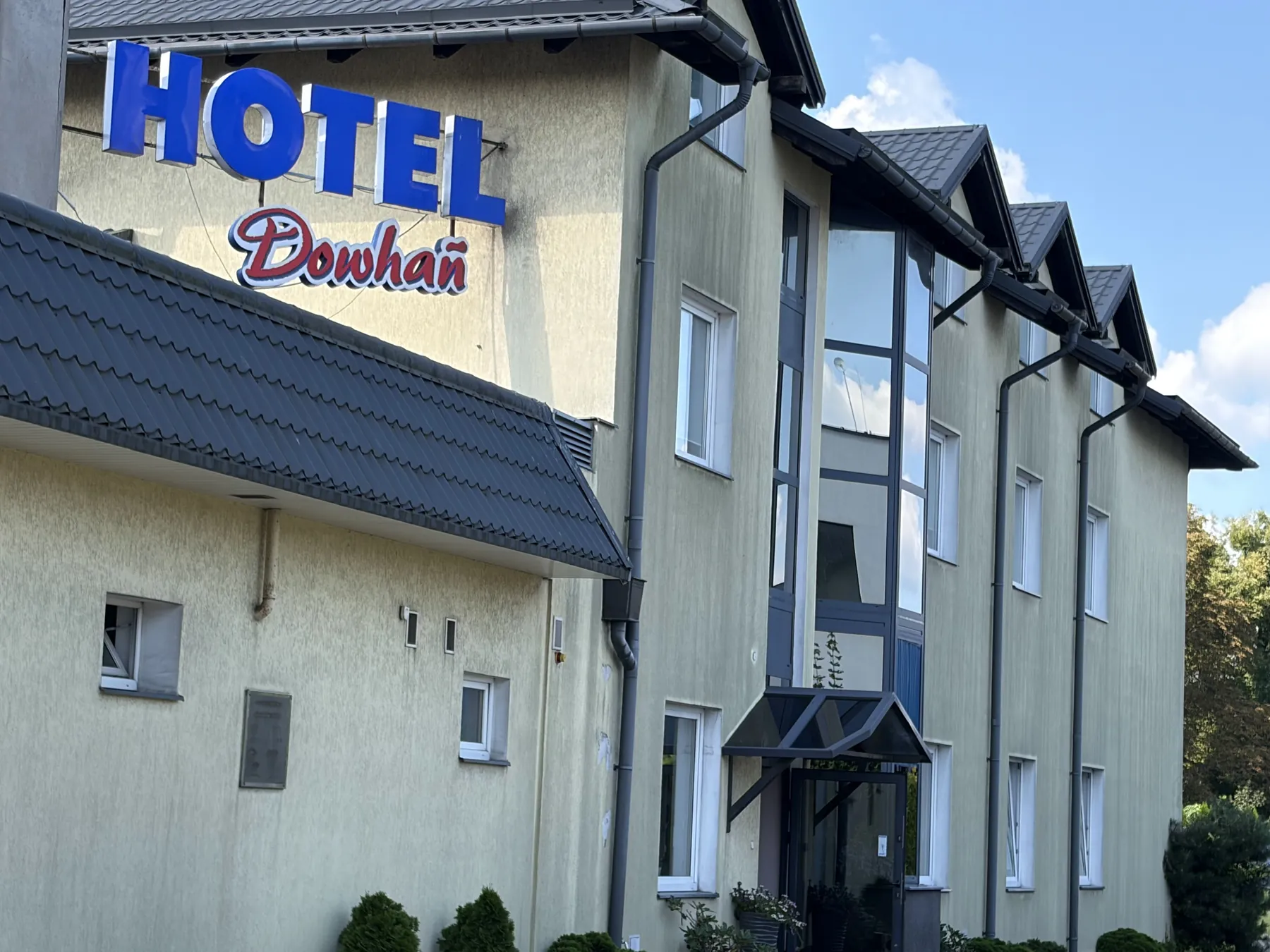 Szyld Hotel Dowhań na elewacji budynku