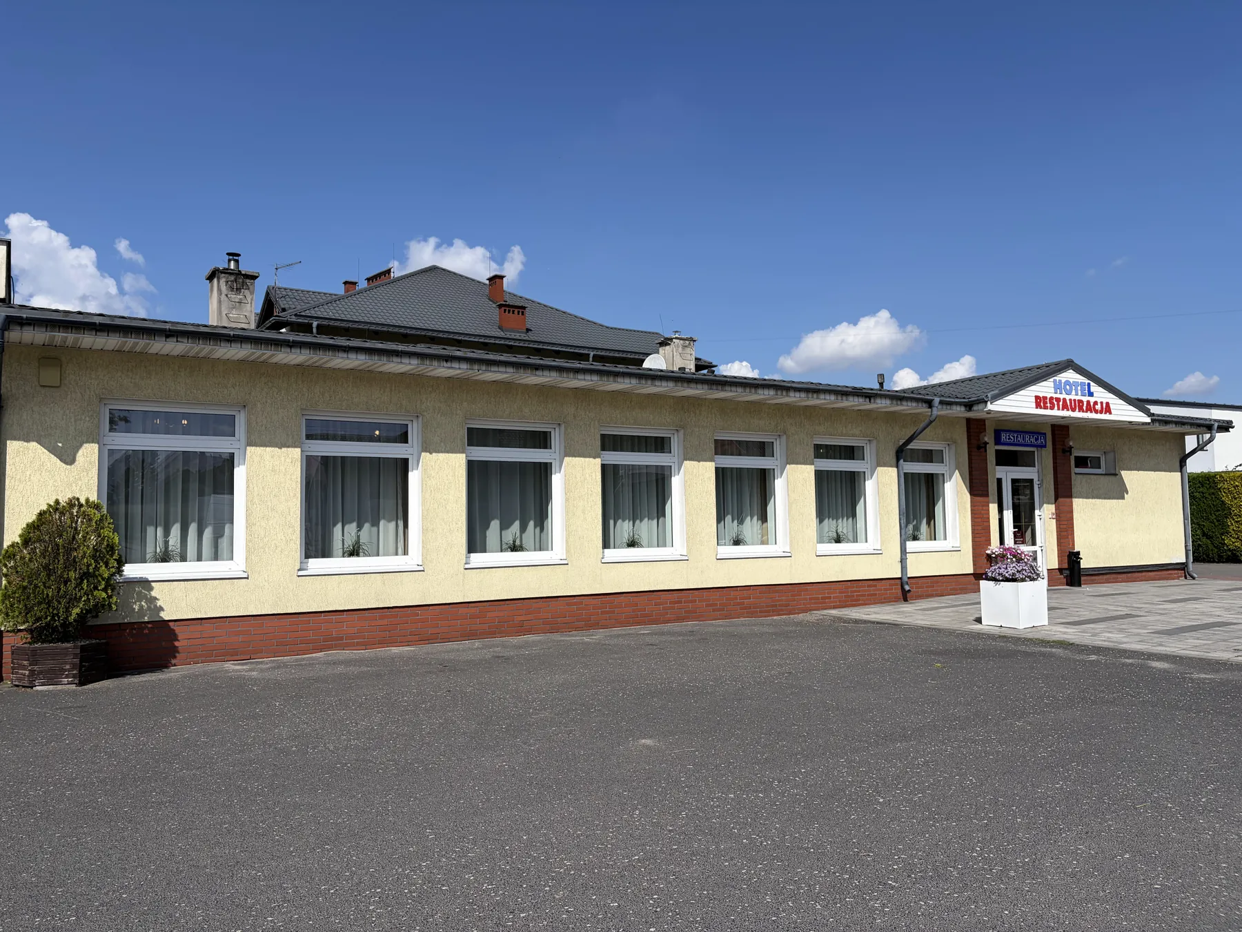 Parterowe skrzydło restauracji od strony podwórza